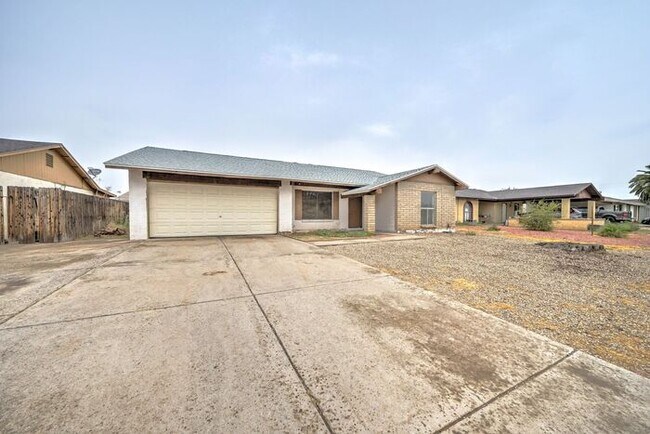 Foto del edificio - -$500 OFF FIRST MONTH RENT-READY TO VIEW NOW! 4 Bedroom 2 Bath Home in Phoenix!
