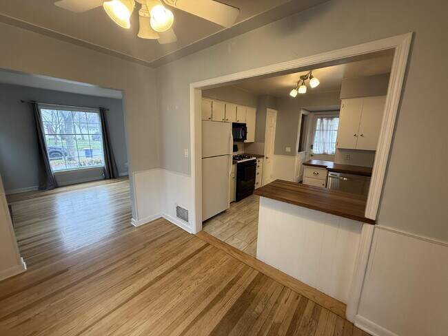 Building Photo - Alger Heights Charmer