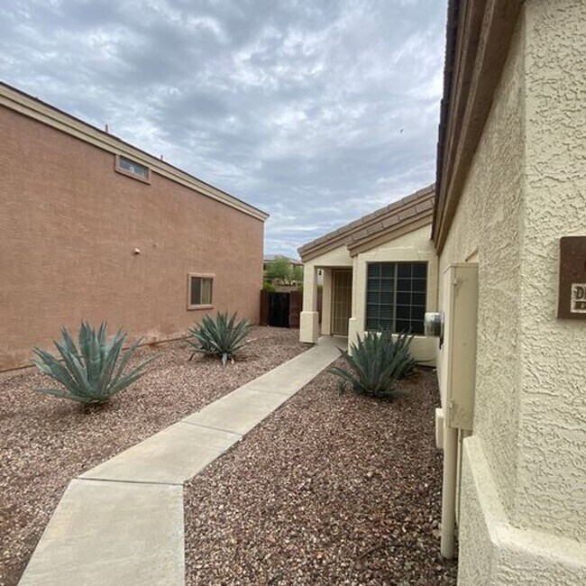 Foto del edificio - 864 S 239th Ln