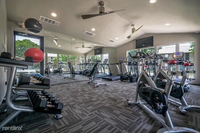 Foto del edificio - 2 br, 1 bath Condo - 1500 S Interstate 35 ...