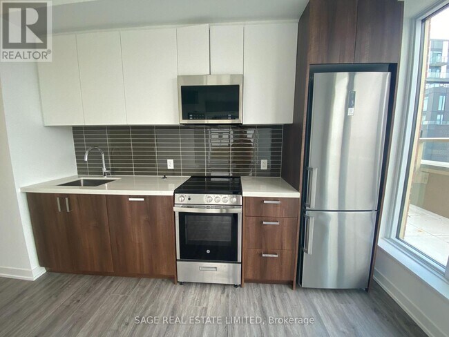 Photo du bâtiment - 1787-1787 St Clair Ave W