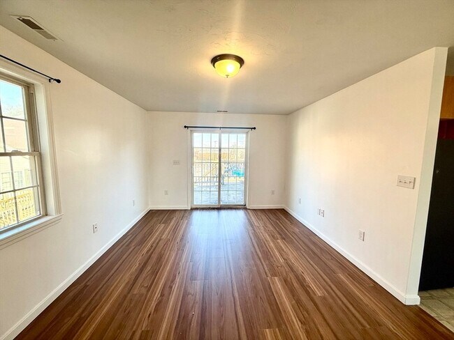 Foto del edificio - 136 Eastford Rd