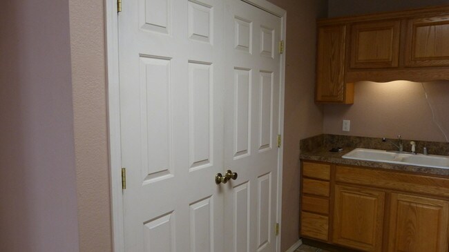 Building Photo - Nice townhouse with garage.