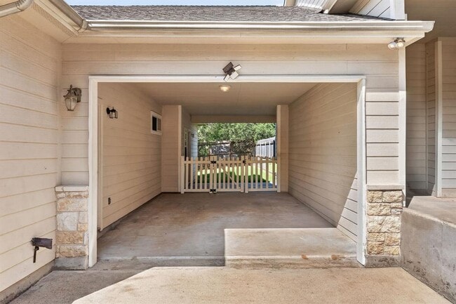Building Photo - 1002 Castile Rd