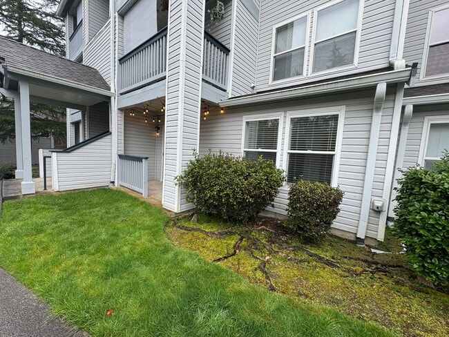 Building Photo - Clean & Bright Federal Way Condo with/ Gar...