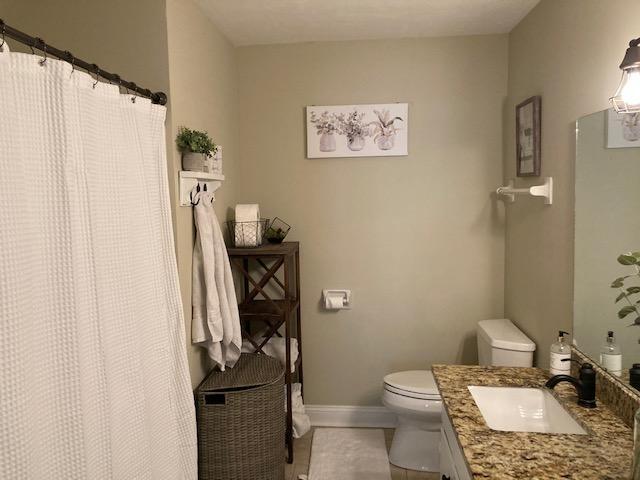large main bath with dual sinks - 3037 Fermanagh Dr