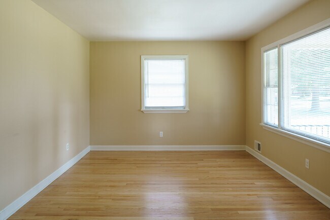 Building Photo - Super 3-brm stone ranch with basement, det...