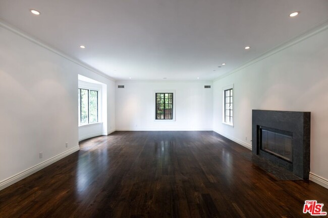 Foto del edificio - 1115 N Beverly Dr