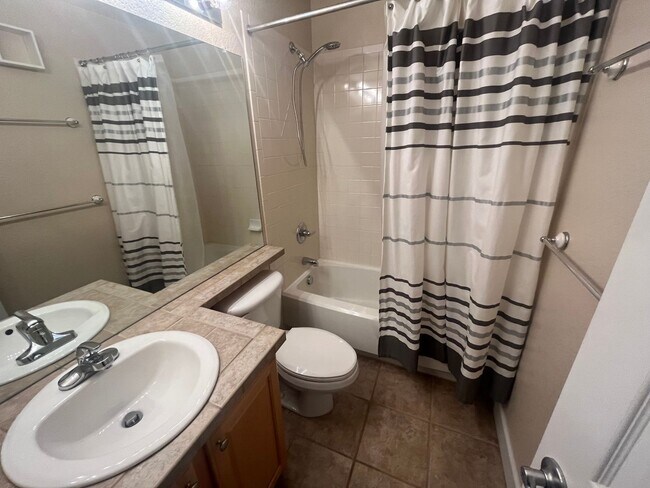 Foto del edificio - 5 bedroom home available in Lafayette