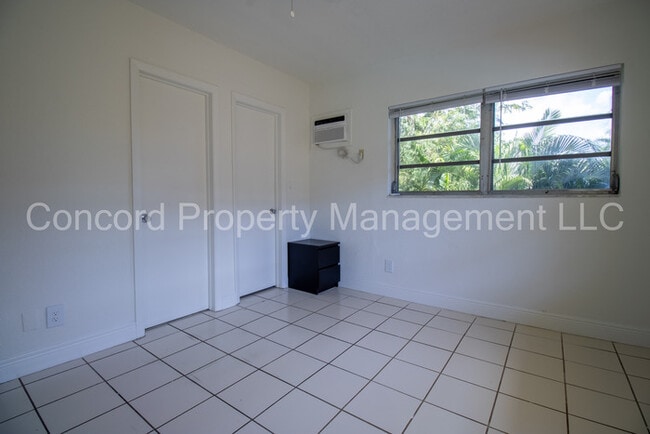 Foto del edificio - FURNISHED EFFICIENCY in Sailboat Bend with...