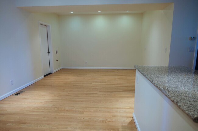 Building Photo - 556 7th Ave