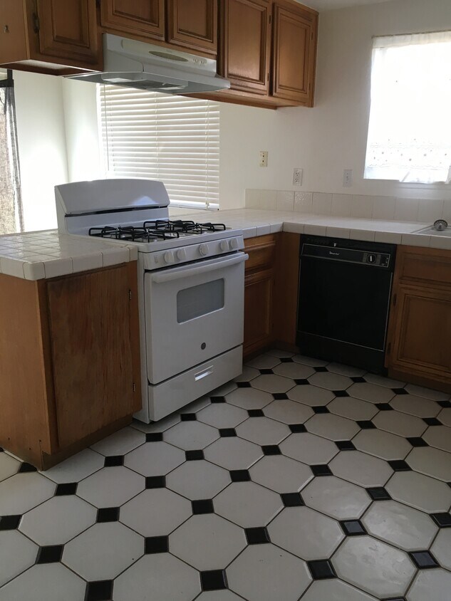 Kitchen - 1118 Creekwood Ct (Perris, CA)