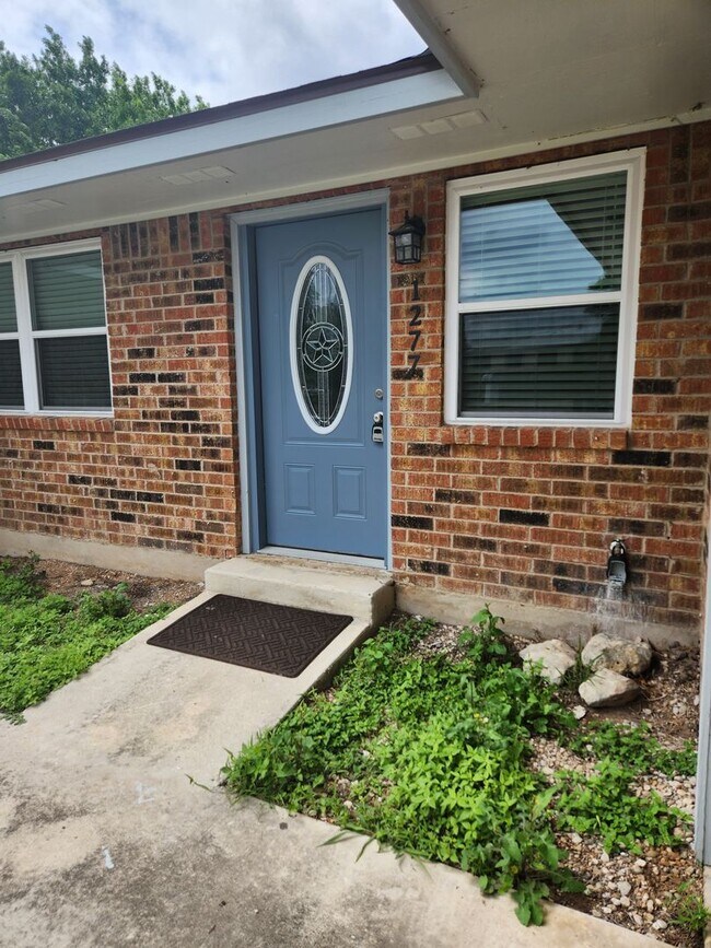 Building Photo - Recently Remodeled 2/1 / Fridge Included /...