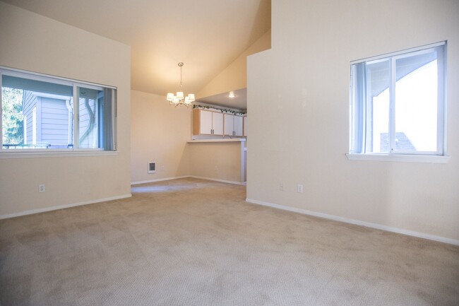 Foto del edificio - *** Desired Lake Oswego 3 bedroom Condo Av...