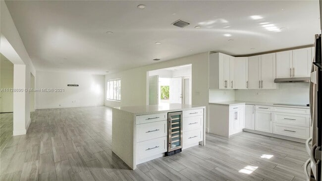 Building Photo - 10 Prospect Dr