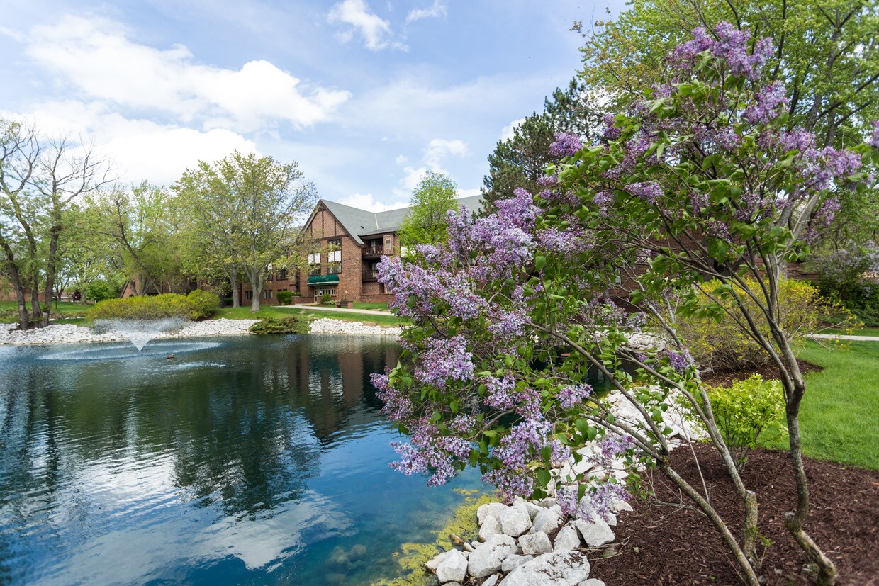 Foxcroft Apartments Apartments in Fox Point, WI