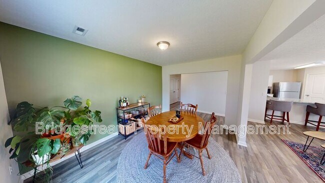 Foto del edificio - 961 Louise Dr