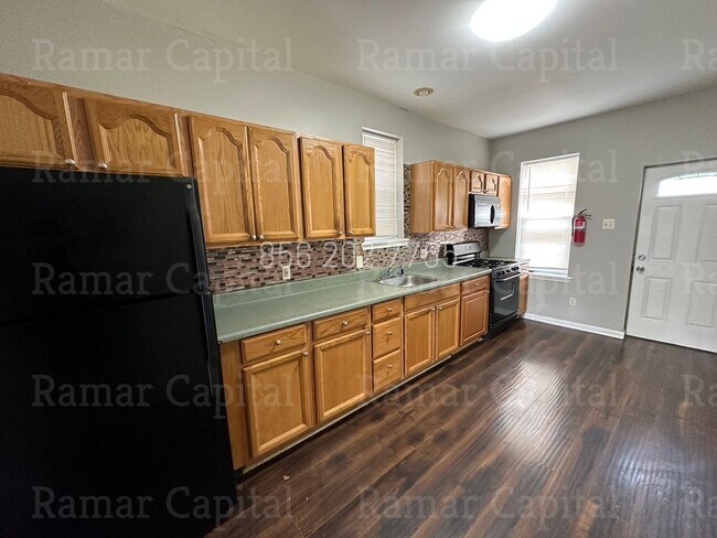 Foto del edificio - Spacious 3BR Row House with 1.5 bathroom, ...