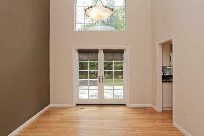 Building Photo - 996 Solana Ct