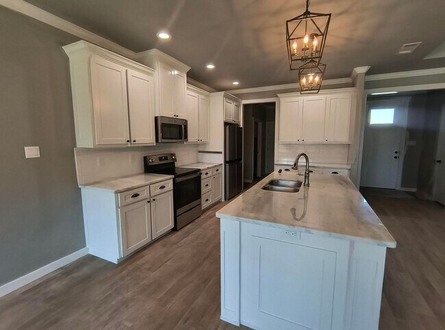 Building Photo - Stunning and Spacious 3bed/2bath Home – Yo...