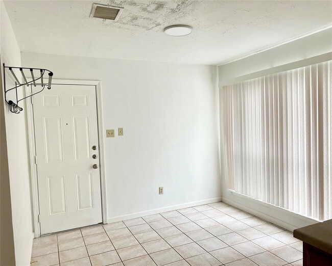 Building Photo - 17310 Pastoria Dr