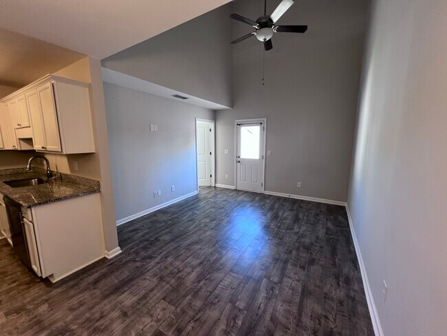 Foto del edificio - 3250 Clemons Cir