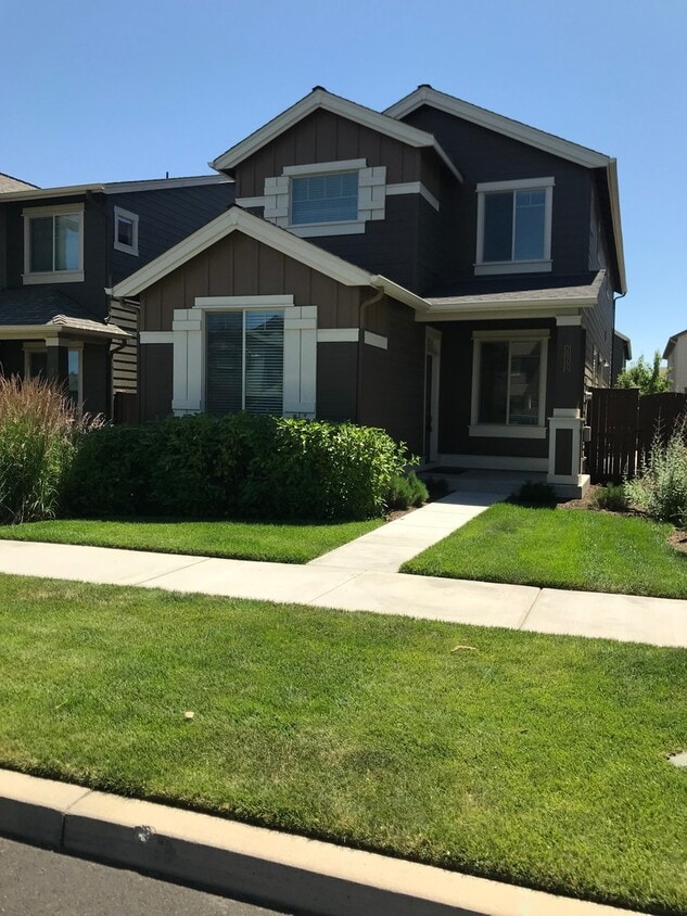 Primary Photo - Beautiful NE Bend home, includes office an...