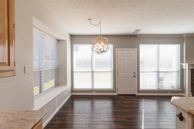 Building Photo - 1109 San Saba Dr