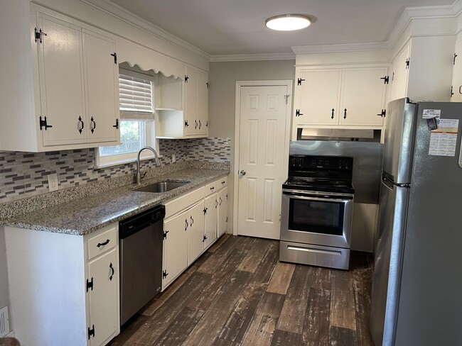 Building Photo - 2817 Meadowbrook Dr