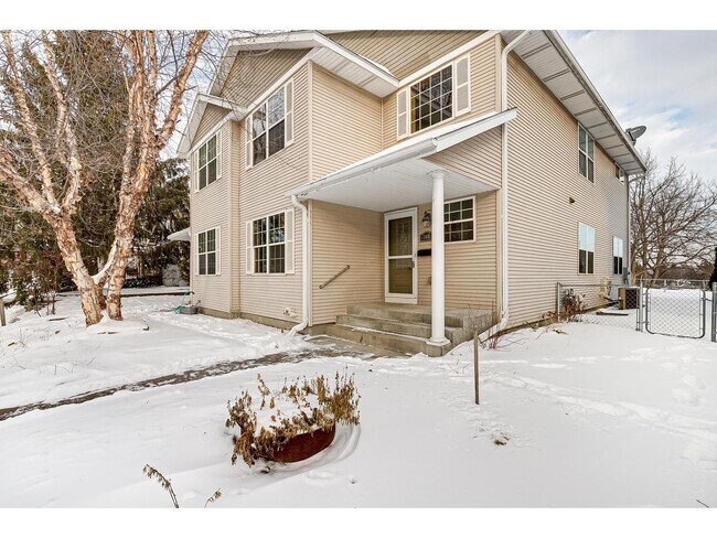 Building Photo - 310 6th St W