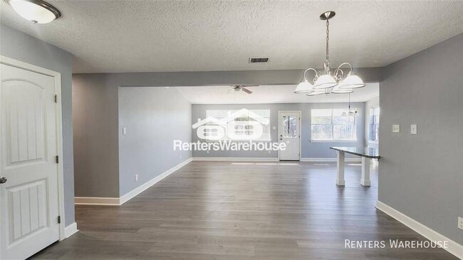 Building Photo - Lovely, renovated 3 bed, 2 bathroom home i...