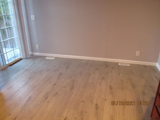 Foto del edificio - Remodeled !  Hardwood Flooring Throughout & New Carpet in Bedrooms, Tile, Granite, Large Living r...