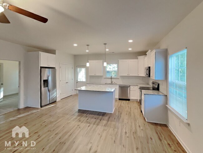 Building Photo - 201 S Skyland Dr