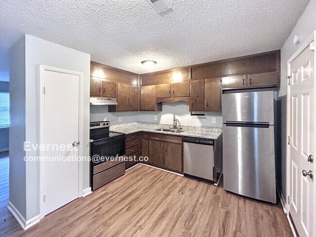 Building Photo - Charming 3-Bedroom Home with Fenced Backya...