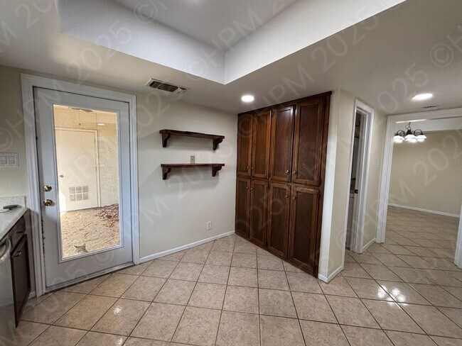 Building Photo - Beautifully Renovated 3 Bedroom Home in Royal Ridge