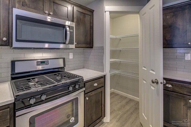 Building Photo - Super Clean Single Level 3 bed, 2 bath, 2 car garage home on landscaped fenced lot