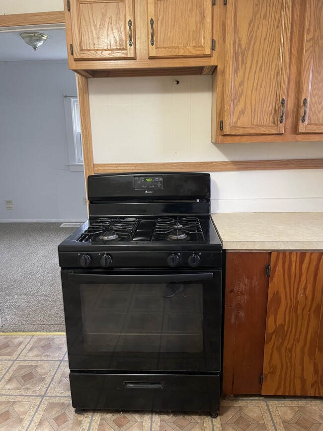 Gas Stove - 203 23rd St NW