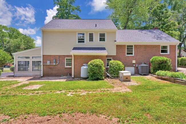 Building Photo - Beautiful Renovated 4 Bedroom 2.5 Bathroom...