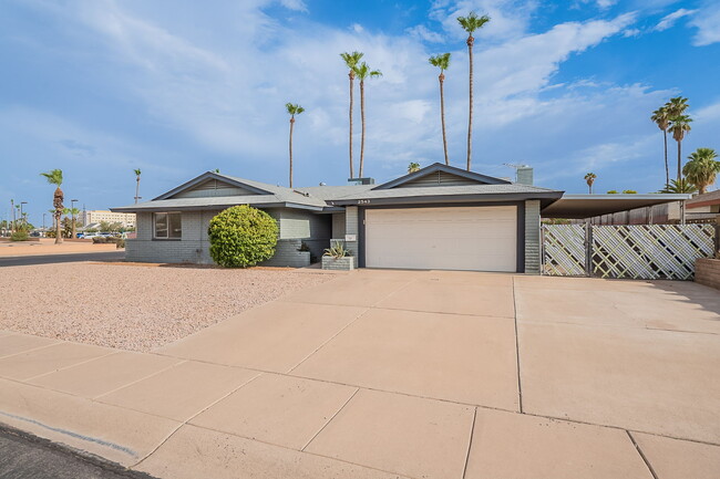 Building Photo - 2543 E Huntington Dr