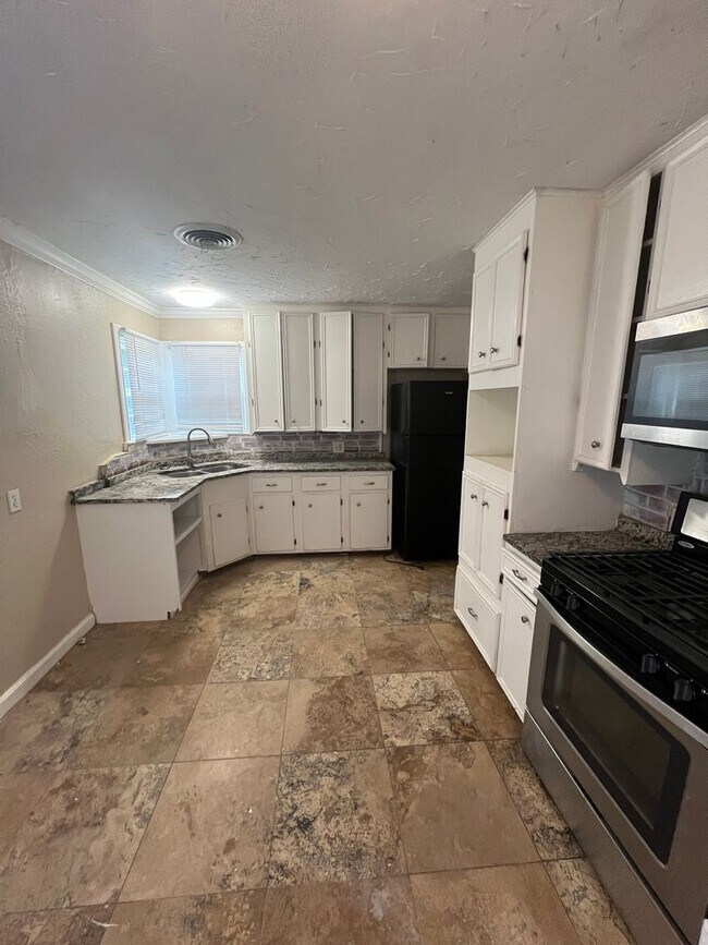 Foto del edificio - Large 3 bed 1 bath Home!