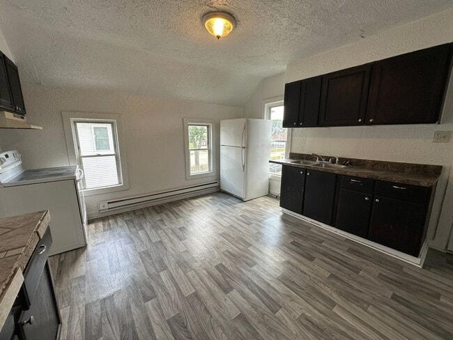 Building Photo - 1065 Caulfield Ave SW