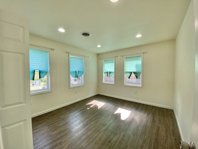 Foto del edificio - 738 Bloom Rd