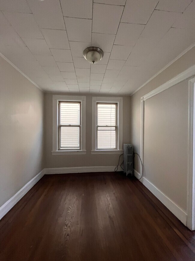 Foto del edificio - 76 Pearsall Ave