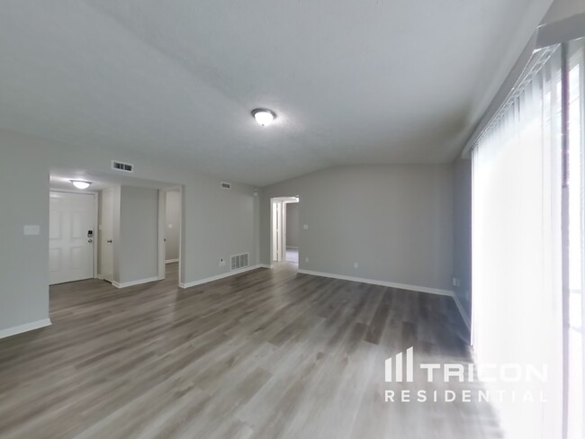 Foto del edificio - 5690 Abercromby Cir