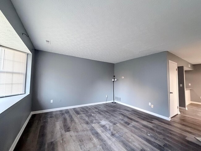 Building Photo - 955 Cross Country Dr W