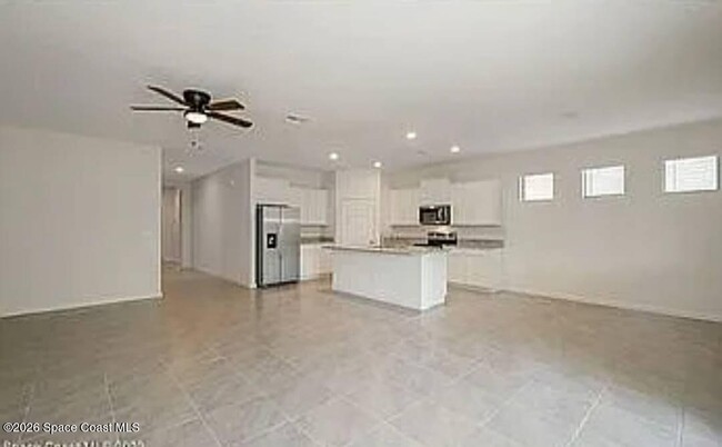 Building Photo - 463 Old Country Rd S E