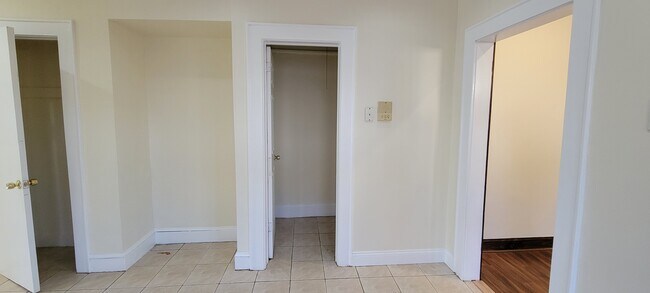 Refrigerator alcove - 682 Valley St