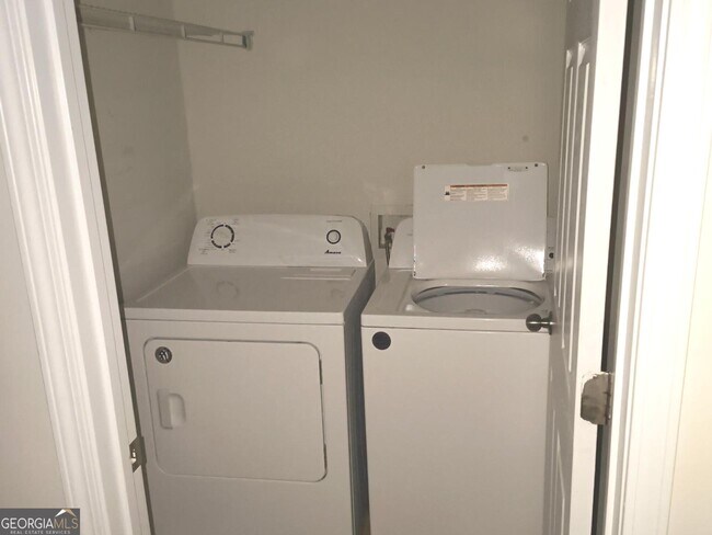 Building Photo - 1821 Roble Dr