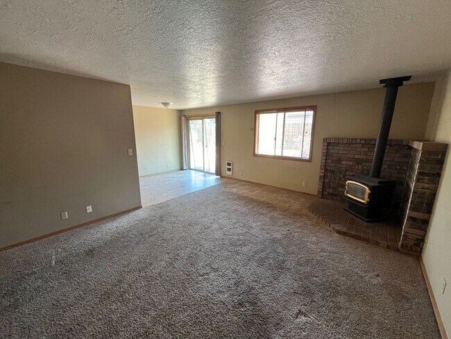 Foto del edificio - 3 Bed/2 Bath Single Level Home near Parks and Schools - Daggett Lane