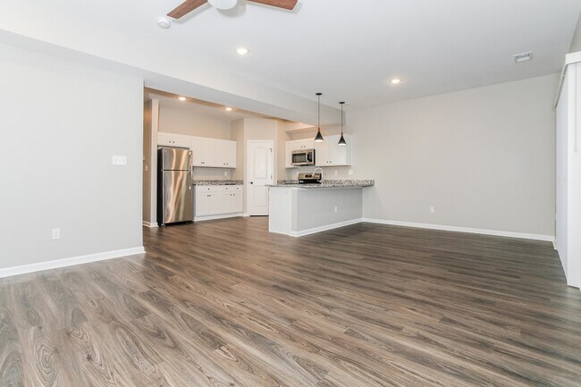 Building Photo - 2059 N Sarah Dr